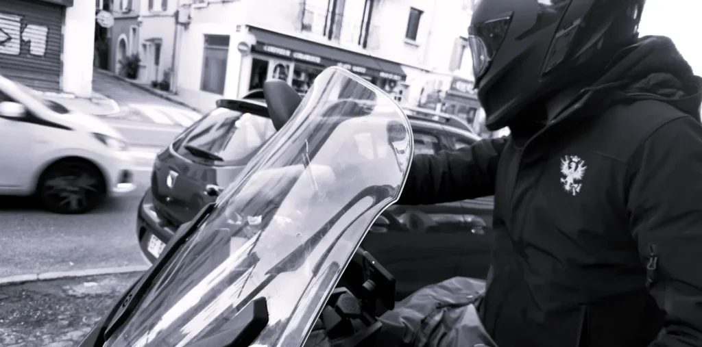 détective privé en filature sur un scooter dans les rues de nantes en Pays de la Loire